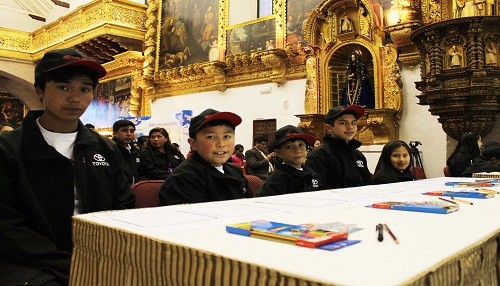 Niños cusqueños entre los ganadores del concurso de  dibujo El auto soñado Organizado por Toyota del Perú