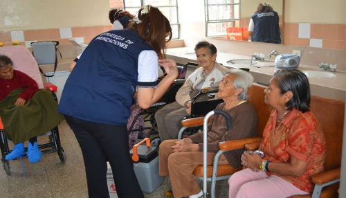 Ancianos son vacunados contra la influenza en Trujillo