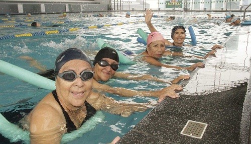 Adultos mayores y personas con habilidades diferentes inician clases de natación en la Villa Deportiva de la Región Callao
