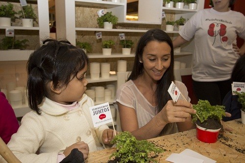 En Mall Aventura Plaza, Vania Masías compartió tarde con el público sembrando semillas