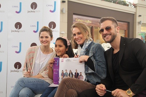 David Villanueva, Denisse Dibós y Carolina Cano firmaron autógrafos en el Jockey Plaza