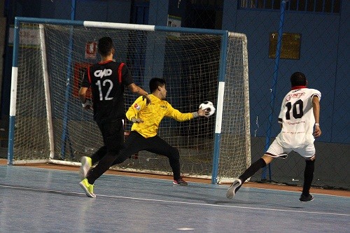 Universitario golea y recupera terreno en el Futsal