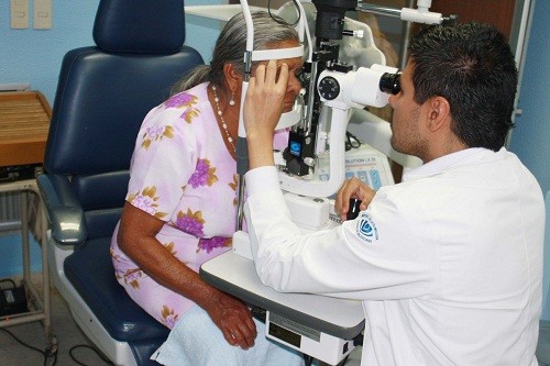 Más de 150 mil de peruanos de la tercera edad con riesgo de perder la vista