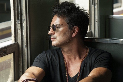 Ricardo Arjona a través de su Viaje Tour nos transportará a una estación de tren