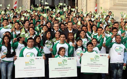 Minedu otorga a 1859 jóvenes beca para culminar secundaria y carrera técnica a la vez