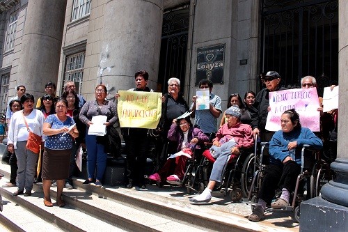 Pacientes diabéticos realizaron plantón en exteriores del hospital Arzobispo Loayza