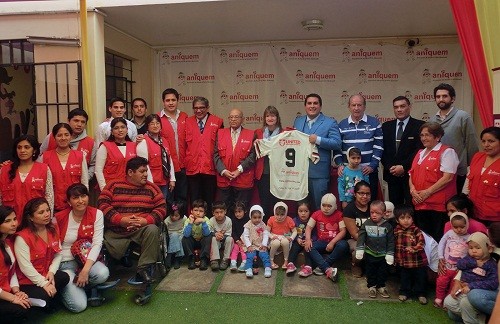 El equipo de Futsal del club Universitario de Deportes suma su apoyo a Aniquem