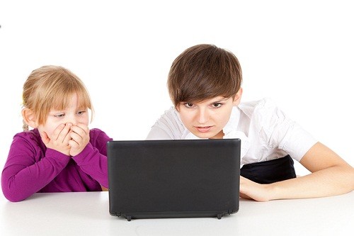Padres bajo presión para proteger tanto a jóvenes como a parientes mayores en línea