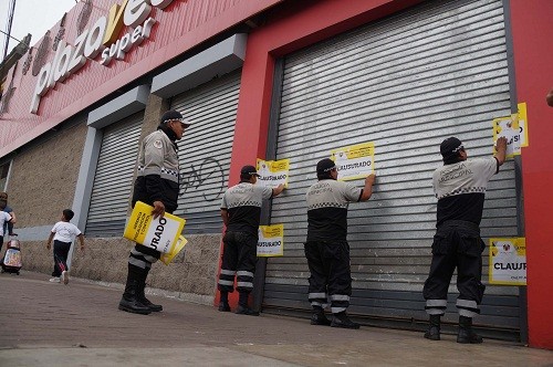 La Victoria: clausuran plaza vea y metro por insalubridad