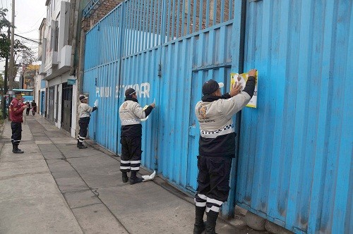 La Victoria: por impedir inspección municipal, clausuran terminal de buses Flores Hnos