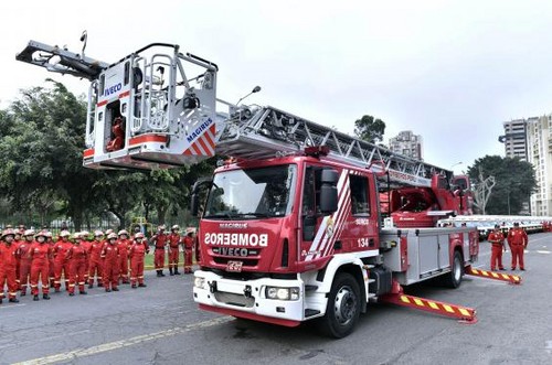 Bomberos reciben plataformas telescópicas, modernas ambulancias y equipos de respiración