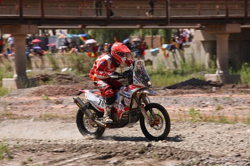 Dakar 2016: pilotos peruanos en motos siguen avanzando