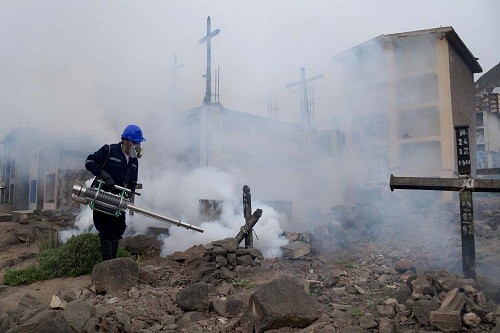 VMT: Municipio y Minsa,  fumigan el segundo camposanto más grande del mundo