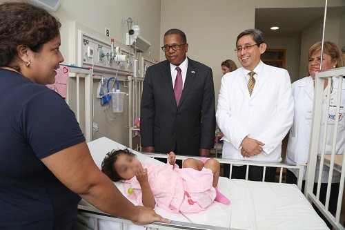 Ministro de Salud y embajador de EE.UU visitan a niños operados del corazón en el marco del programa Más Salud Internacional