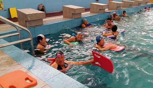 Ventanilla promueve participación de adultos mayores con clases de natación