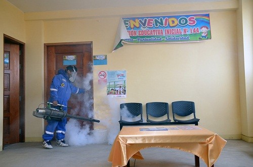 Culmina fumigación de colegios para prevenir el virus del sika