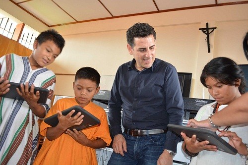 Tenor Juan Diego Flórez visitó proyecto educativo Aula móvil en el VRAEM