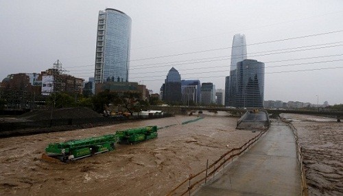 Inundaciones dejan al menos 9 muertos en Chile y Uruguay (VIDEOS)