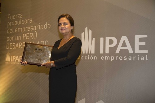Rosario Bazán de Arangurí recibe Premio Ipae 2015