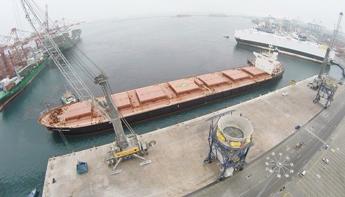 Muelle Norte del Puerto del Callao recibe al primer barco granelero Panamax que llega al país