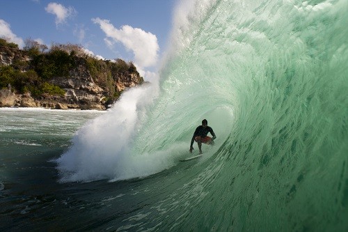 Álvaro Malpartida, embajador de Suzuki, competirá en torneo mundial de surf en Chile