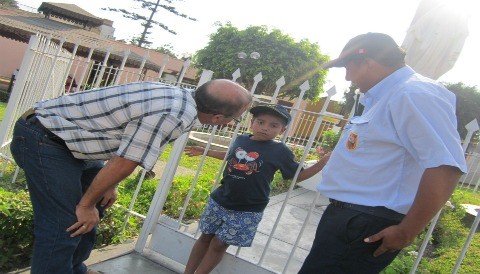 Serenos de Barranco encuentran a niño extraviado en playas de la Costa Verde