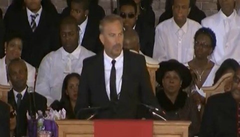 Kevin Costner rindió tributo a Whitney Houston el día de su funeral (Video)
