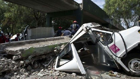 Colapso de puente peatonal hiere a una persona tras fuerte sismo en México