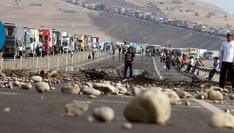 Mineros informales paralizan protestas en Nasca tras retomar el diálogo con el Gobierno