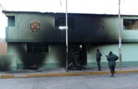 Dos policías muertos deja explosión de coche en Juliaca