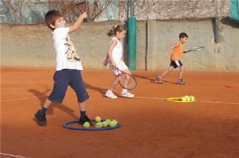 Primax renueva apoyo al futuro del tenis peruano