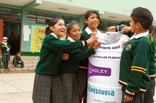 Arca Continental - Corporación Lindley entrega programa Ecoescuela a Ministerio de Ambiente y Ministerio de Educación