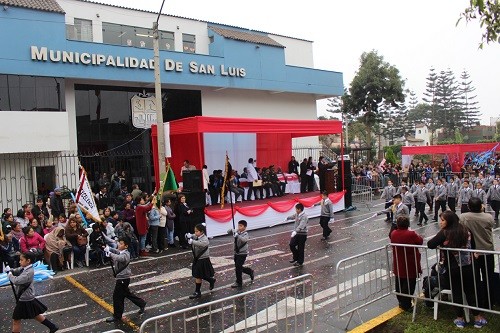 San Luis vibró de peruanidad en Desfile Cívico Escolar