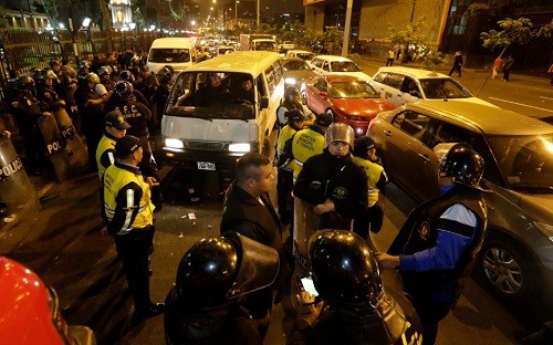 Retiran taxis colectivos del cruce de avenidas Nicolás de Piérola y Abancay
