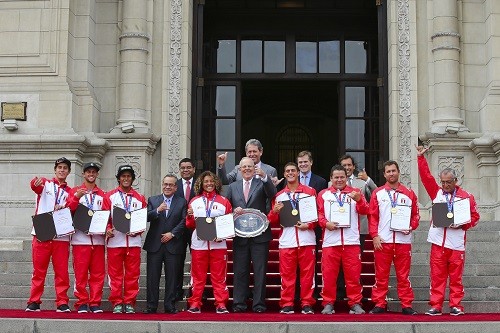 Presidente Kuczynski entregó reconocimiento a Selección Peruana de Surf que obtuvo medalla de oro en Campeonato Mundial