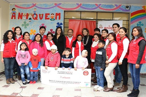 GISELA y CLARO entregaron segunda meta de la campaña Recibos de Felicidad a niños de ANIQUEM