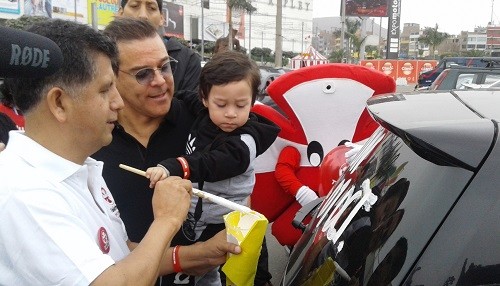 Artistas participaron en la Pintatón de autos para convocar a las personas a sumarse a la Teletón 2016