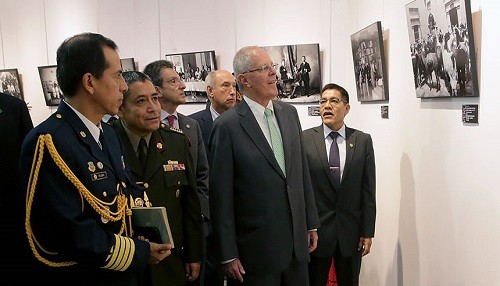 Presidente Kuzcynski Inauguró Muestra Fotográfica y Dialogó con Comunidad Peruana en China