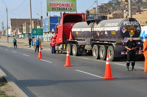 MDV y SUTRAN intervienen vehículos de carga que transportaban materiales peligrosos para la salud de los vecinos