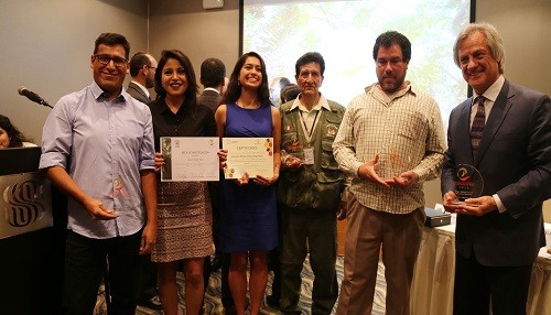 Guardaparque del Sernanp recibe galardón del premio para la conservación Carlos Ponce del Prado