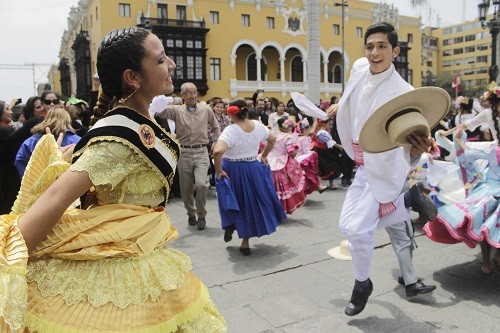 Más de 50 parejas de baile sorprendieron a transeúntes con demostración por el Día de la Marinera