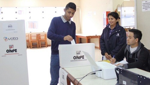 Estudiantes y docentes de la Universidad del Callao sufragan por primera vez con Voto Electrónico Presencial