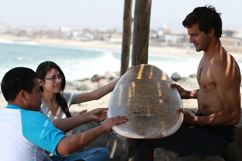 Primer prototipo híbrido de tabla de surf hecho con fibra de ichu es peruano y fue creado por alumnos de ingeniería de UTEC