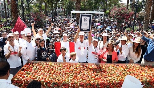 Usil y la Municipalidad Provincial de Arequipa lograron el Récord Guinness del plato de rocotos rellenos más grande del mundo