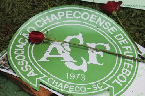 Miles de fans del Chapecoense celebran vigilia por el equipo