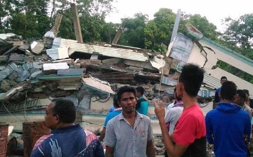 Terremoto en Indonesia de 6,5 grados deja al menos 97 personas muertas