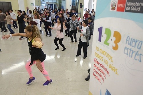 Tres minutos de actividad física diaria en el trabajo combate el estrés y mejora la salud