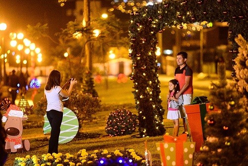 Municipalidad de Ventanilla realizo encendido de moderno paseo navideño