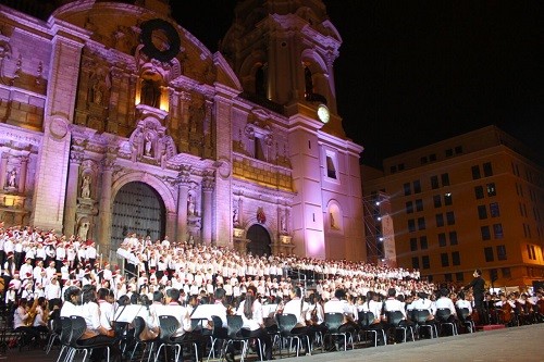 Más de 1300 niños de Sinfonía por el Perú dieron concierto gratuito en el Atrio de la Catedral de Lima