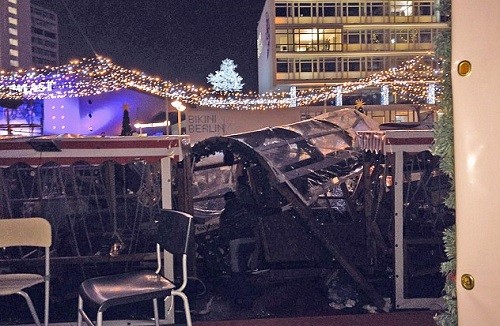 Berlín se teme un 'ataque terrorista' después de que un camión arrasara un mercado navideño [FOTOS]